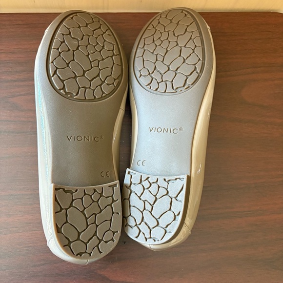 Vionic Women's Amorie Taupe Patent Flats Sz.9W - Picture 3 of 7